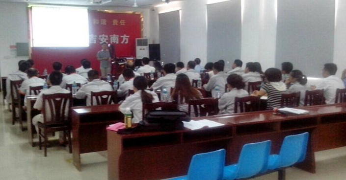 何金财老师为南方水泥高管授课现场